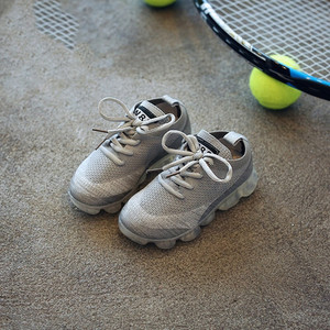 Αθλητικά παπούτσια για αγόρια και κορίτσια σε τρία χρώματα