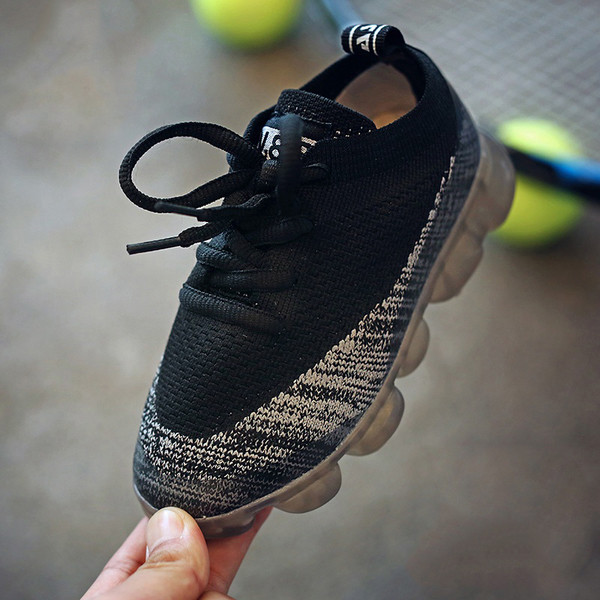 Αθλητικά παπούτσια για αγόρια και κορίτσια σε τρία χρώματα