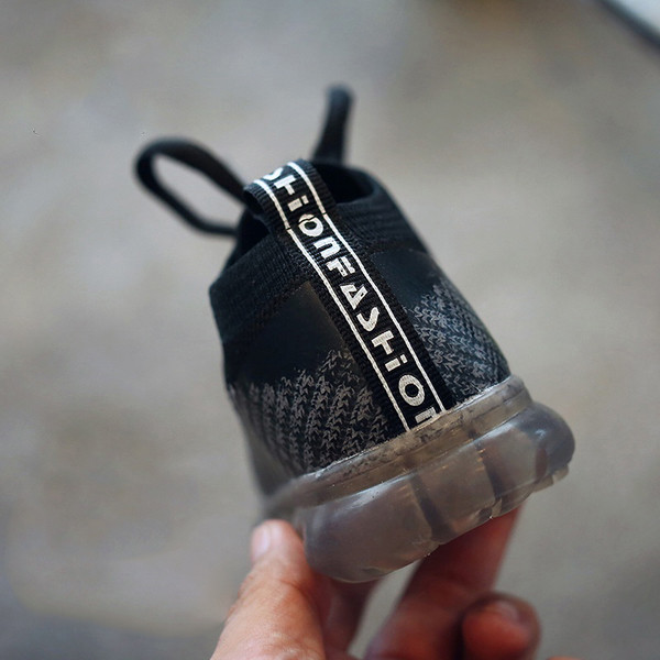 Αθλητικά παπούτσια για αγόρια και κορίτσια σε τρία χρώματα