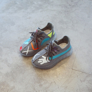 Αθλητικά παπούτσια για αγόρια και κορίτσια με εικόνες σε γκρι και μαύρο χρώμα