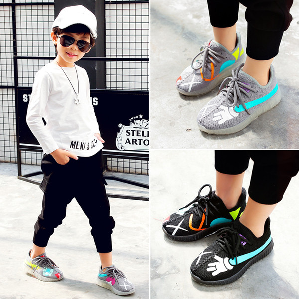 Αθλητικά παπούτσια για αγόρια και κορίτσια με εικόνες σε γκρι και μαύρο χρώμα