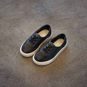 Κομψά παιδικά πάνινα παπούτσια για αγόρια σε άσπρο και μαύρο χρώμα