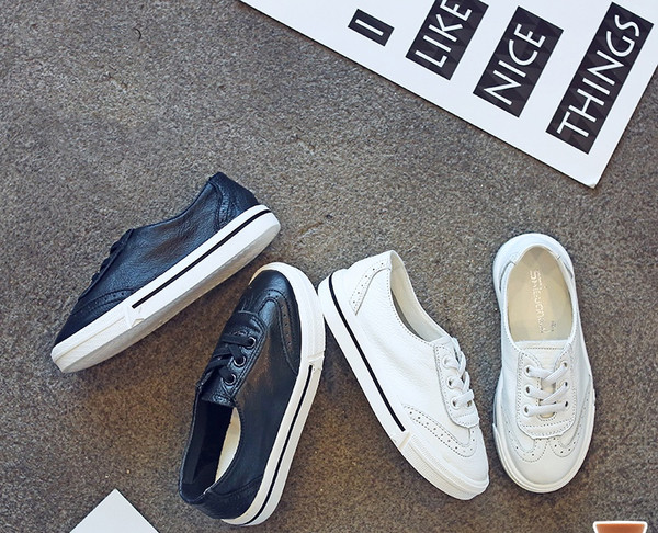 Κομψά παιδικά πάνινα παπούτσια για αγόρια σε άσπρο και μαύρο χρώμα