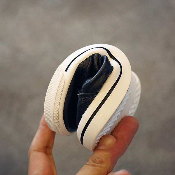 Κομψά παιδικά πάνινα παπούτσια για αγόρια σε άσπρο και μαύρο χρώμα