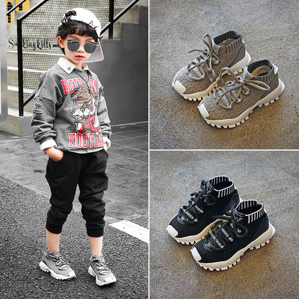 Αθλητικά παπούτσια για αγόρια σε ένα ενδιαφέρον σχέδιο με επιγραφή