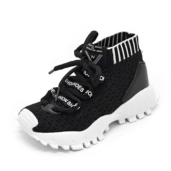 Αθλητικά παπούτσια για αγόρια σε ένα ενδιαφέρον σχέδιο με επιγραφή