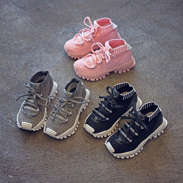 Αθλητικά παπούτσια για αγόρια σε ένα ενδιαφέρον σχέδιο με επιγραφή