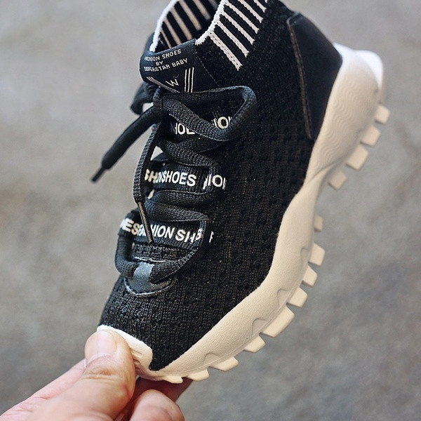 Αθλητικά παπούτσια για αγόρια σε ένα ενδιαφέρον σχέδιο με επιγραφή