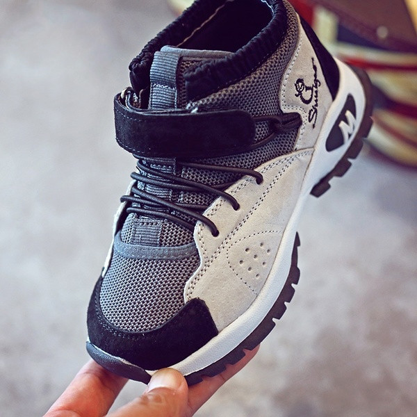 Όμορφα αθλητικά πάνινα παπούτσια για αγόρια με τρία χρωματιστά μπαλώματα