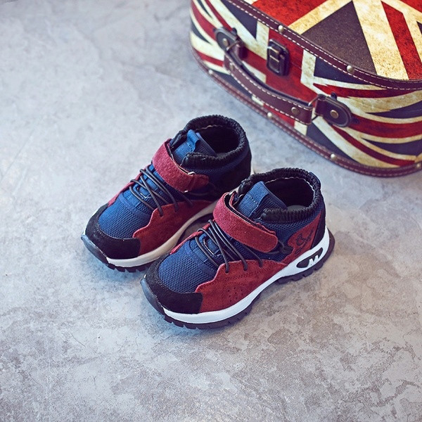 Όμορφα αθλητικά πάνινα παπούτσια για αγόρια με τρία χρωματιστά μπαλώματα