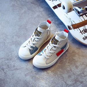 Κομψά πάνινα παπούτσια για αγόρια σε δύο αποχρώσεις κατάλληλες για καθημερινή ζωή