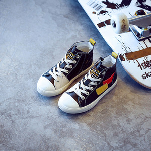 Κομψά πάνινα παπούτσια για αγόρια σε δύο αποχρώσεις κατάλληλες για καθημερινή ζωή