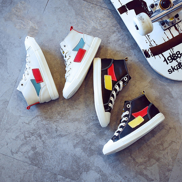 Κομψά πάνινα παπούτσια για αγόρια σε δύο αποχρώσεις κατάλληλες για καθημερινή ζωή