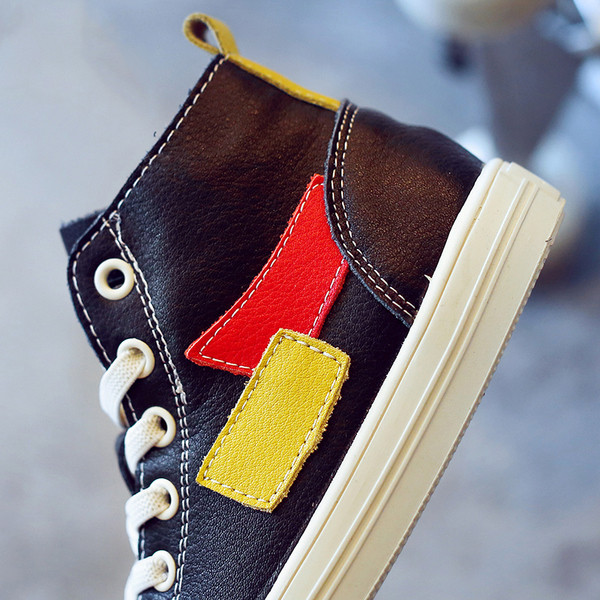 Κομψά πάνινα παπούτσια για αγόρια σε δύο αποχρώσεις κατάλληλες για καθημερινή ζωή