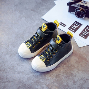 Καθημερινά παιδικά πάνινα παπούτσια για αγόρια με έγχρωμη επιγραφή σε μαύρο και άσπρο