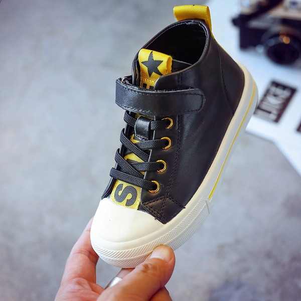 Καθημερινά παιδικά πάνινα παπούτσια για αγόρια με έγχρωμη επιγραφή σε μαύρο και άσπρο