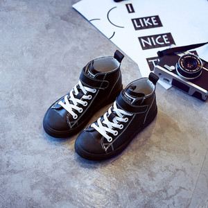 Σπορ-κομψά παιδικά παπούτσια για αγόρια με λευκά και μαύρα μπαλώματα