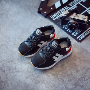 Σπορ-κομψά παιδικά παπούτσια για αγόρια σε μαύρο και άσπρο