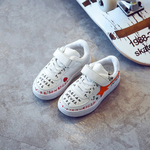 Κομψά παιδικά παπούτσια για αγόρια και κορίτσια σε λευκό με επιγραφές και μπαλώματα