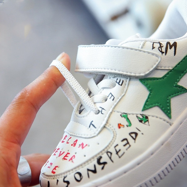 Κομψά παιδικά παπούτσια για αγόρια και κορίτσια σε λευκό με επιγραφές και μπαλώματα