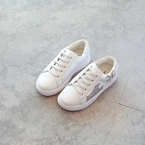 Стилни детски кецове за момичета в бял цвят с лъскава декорация