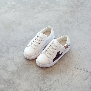 Стилни детски кецове за момичета в бял цвят с лъскава декорация