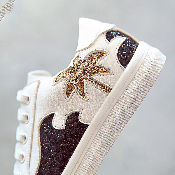 Стилни детски кецове за момичета в бял цвят с лъскава декорация