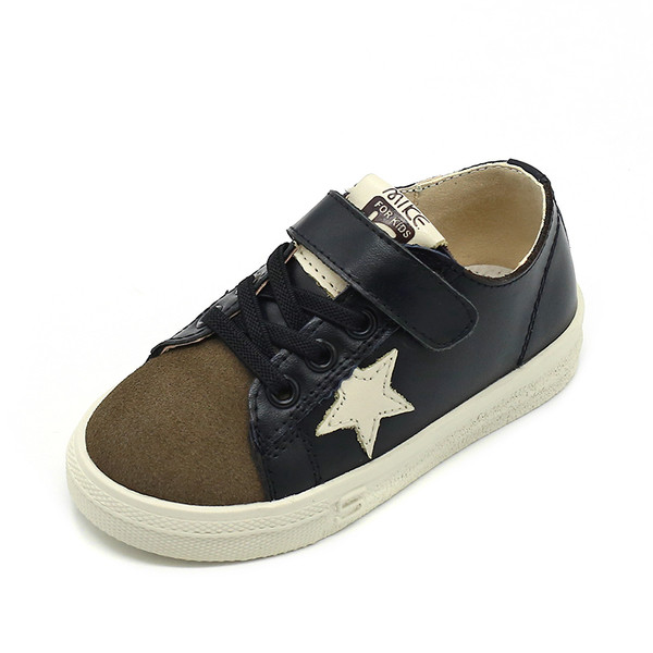 Καθημερινά και κομψά παιδικά πάνινα παπούτσια για αγόρια σε δύο χρώματα με μπαλώματα