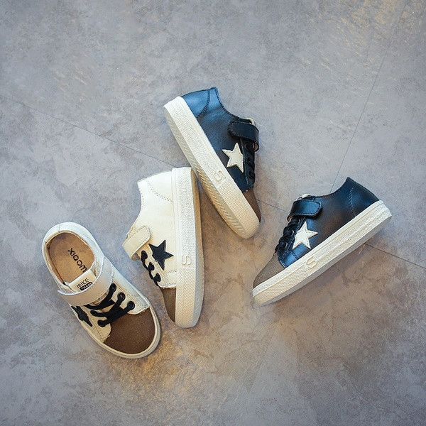 Καθημερινά και κομψά παιδικά πάνινα παπούτσια για αγόρια σε δύο χρώματα με μπαλώματα