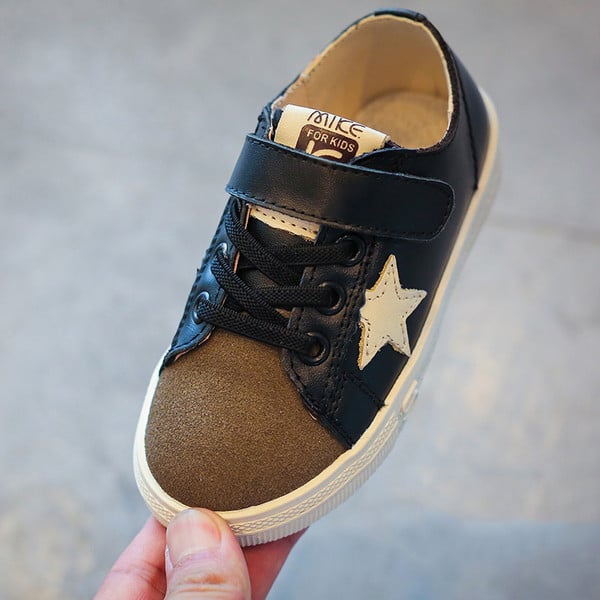 Καθημερινά και κομψά παιδικά πάνινα παπούτσια για αγόρια σε δύο χρώματα με μπαλώματα