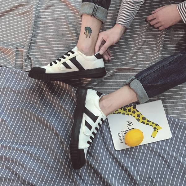 Αθλητικά-κομψά αθλητικά ανδρικά παπούτσια ανδρικά σε λεύκο και μαύρο χρώμα