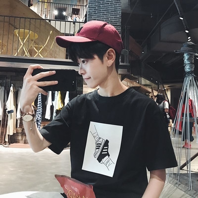 Спортно-елегантна мъжка тениска с изображение в три цвята