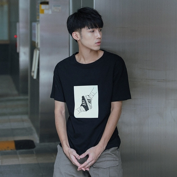 Спортно-елегантна мъжка тениска с изображение в три цвята