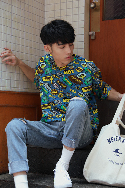 Έγχρωμη ανδρική μπλούζα με μανίκι 3/4 και διάφορα χρώματα κατάλληλα για τη καθημερινή ζωή