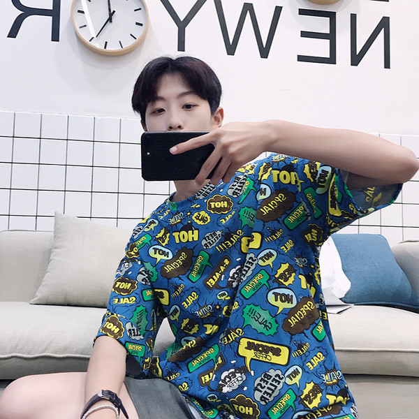 Έγχρωμη ανδρική μπλούζα με μανίκι 3/4 και διάφορα χρώματα κατάλληλα για τη καθημερινή ζωή