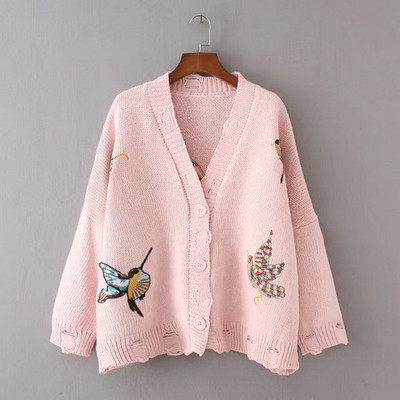 Μοντέρνα γυναικεία ζακέτα με στιβαρά κουμπιά σε σχήμα V και υπέροχο κέντημα