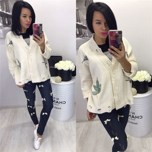 Μοντέρνα γυναικεία ζακέτα με στιβαρά κουμπιά σε σχήμα V και υπέροχο κέντημα