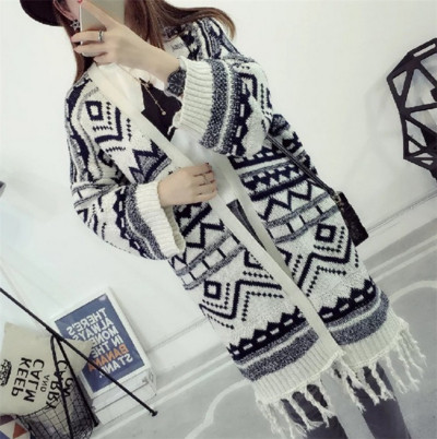 Πολύ κομψή  γυναικεία ζακέτα  τύπου poncho με ενδιαφέροντα μοτίβα γεωμετρικά σχήματα