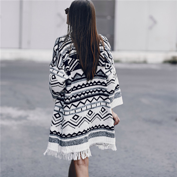 Πολύ κομψή  γυναικεία ζακέτα  τύπου poncho με ενδιαφέροντα μοτίβα γεωμετρικά σχήματα