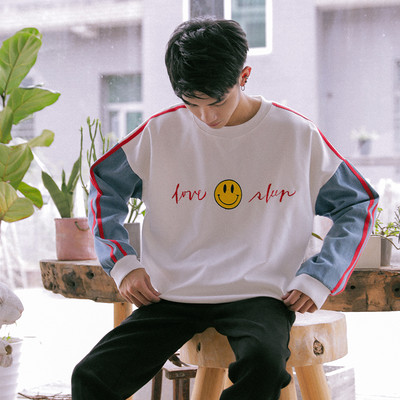 Ευρεία ανδρική μπλούζα με πολύχρωμα μανίκια και δίχρωμη εικόνα