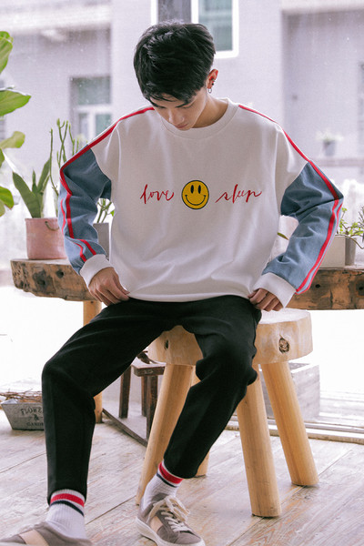 Ευρεία ανδρική  μπλούζα με πολύχρωμα μανίκια και δίχρωμη εικόνα