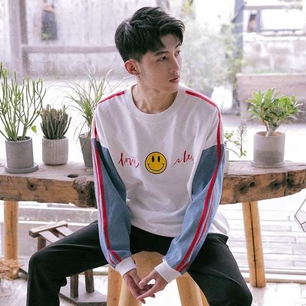 Ευρεία ανδρική  μπλούζα με πολύχρωμα μανίκια και δίχρωμη εικόνα