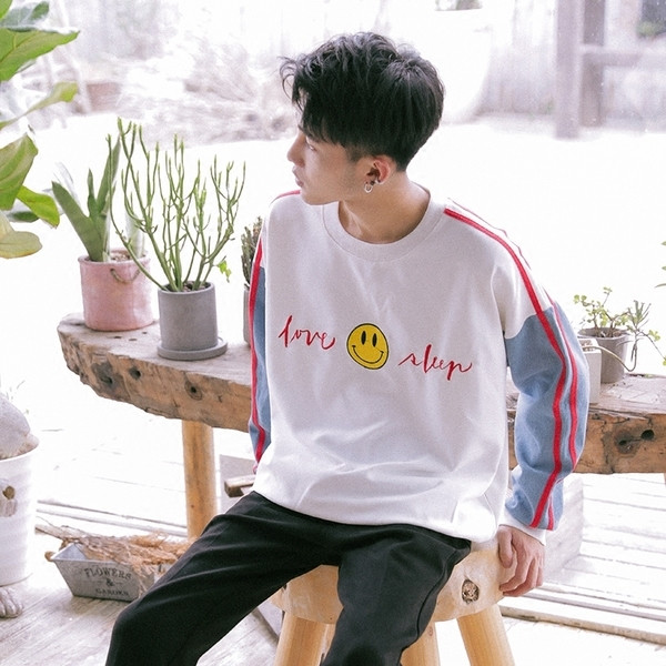 Ευρεία ανδρική  μπλούζα με πολύχρωμα μανίκια και δίχρωμη εικόνα