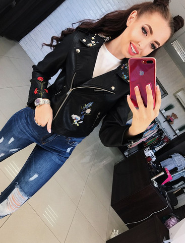 Актуално дамско яке с интересна красива бродерия на цветчета