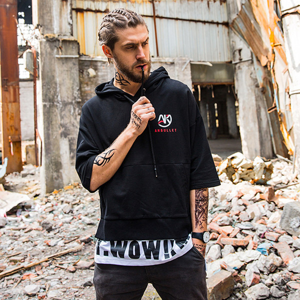 Ανδρικό φούτερ με  μανίκι 3/4 ατόμων με ανοιχτόχρωμο αθλητικό χρώμα και κουκούλα σε τρά χρώματα