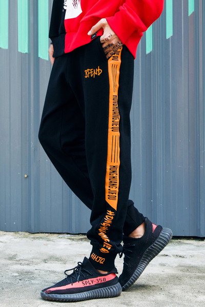 Интересен мъжки панталон в черен цвят с надпис