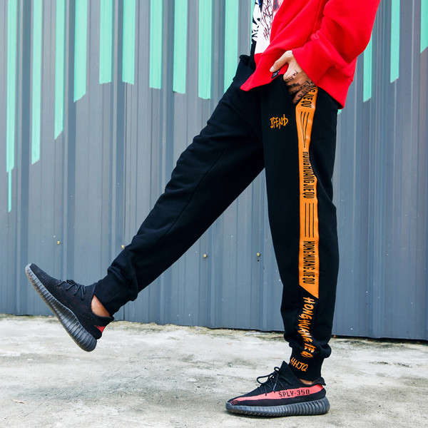 Интересен мъжки панталон в черен цвят с надпис