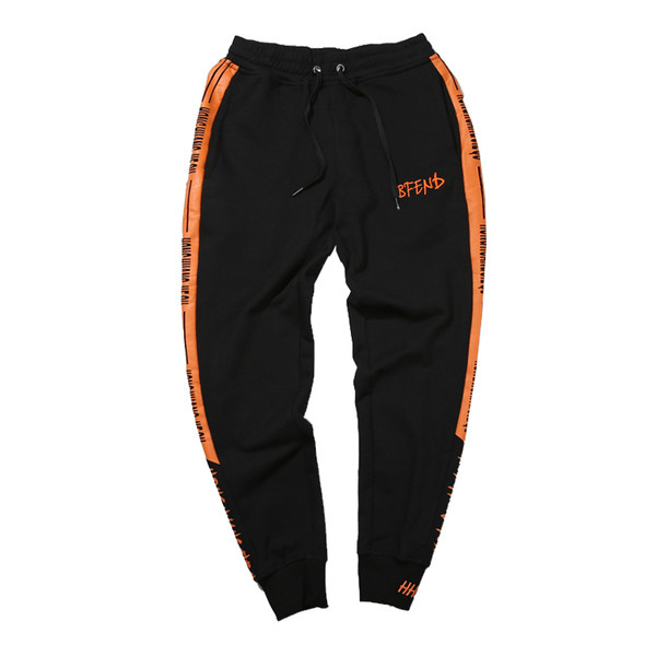 Интересен мъжки панталон в черен цвят с надпис