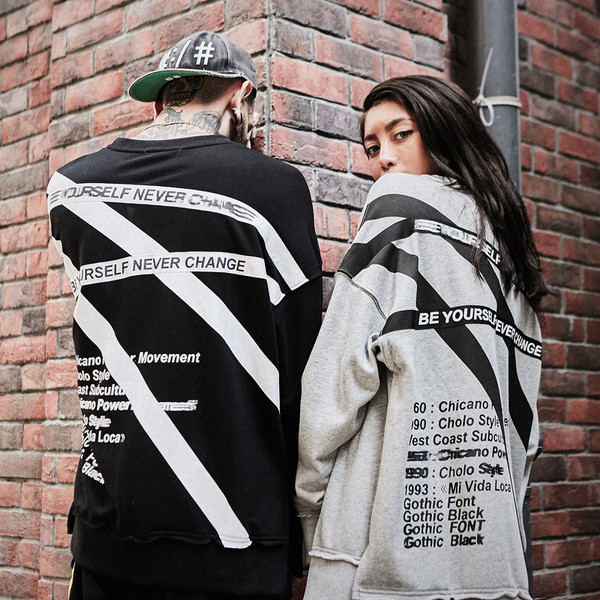 Интересен мъжки суичър в сив и черен цвят с надписи, подходящ за ежедневие