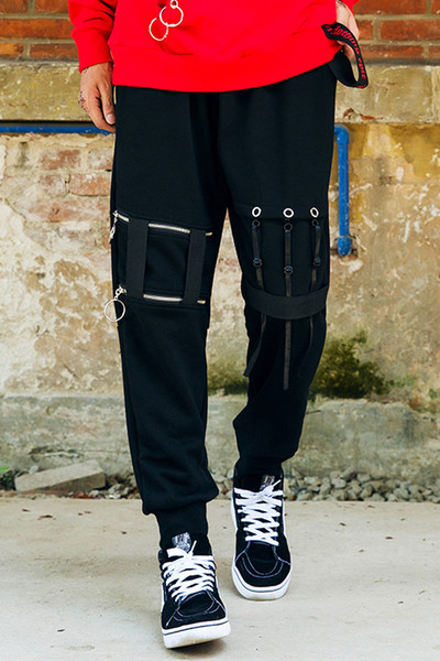 Αθλητικά κομψά αντρικά παντελόνια με ενδιαφέρουσα διακόσμηση σε μαύρο χρώμα